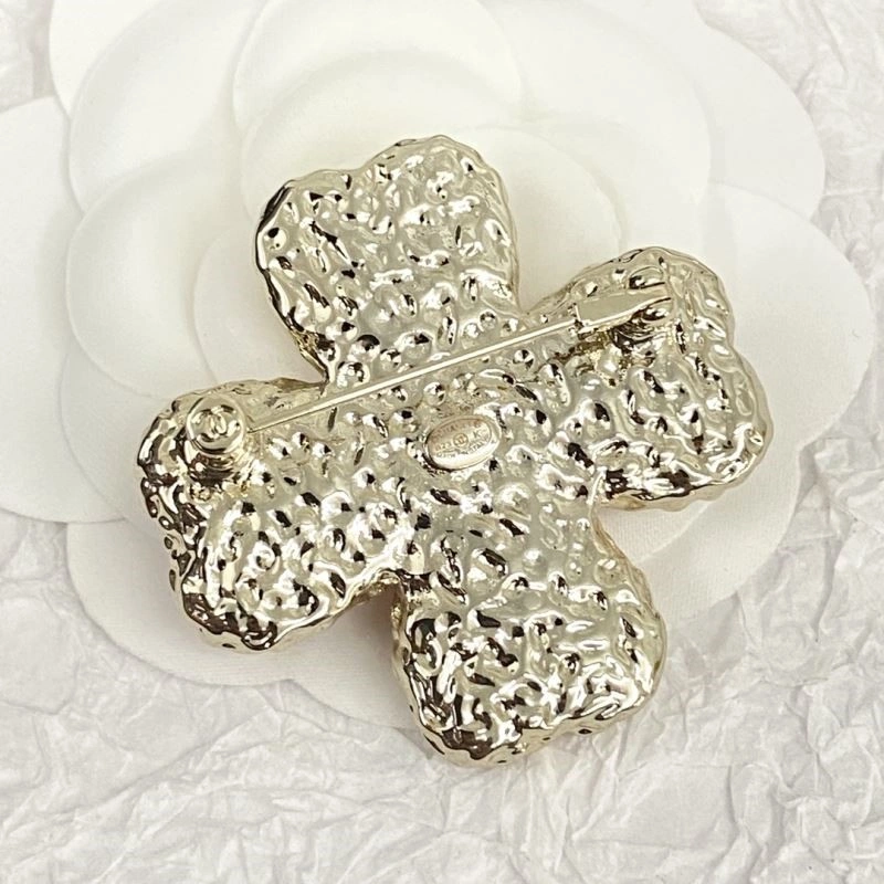 Effortless Chanel Brooches 225620
