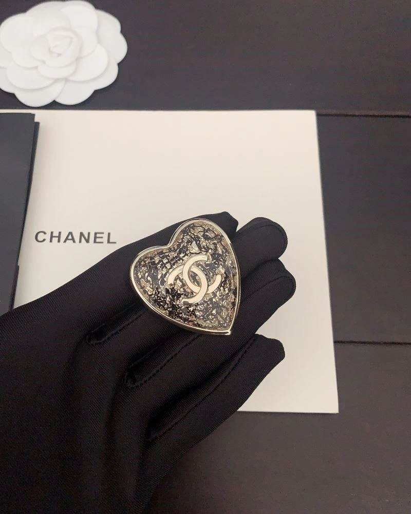Effortless Chanel Brooches 225608