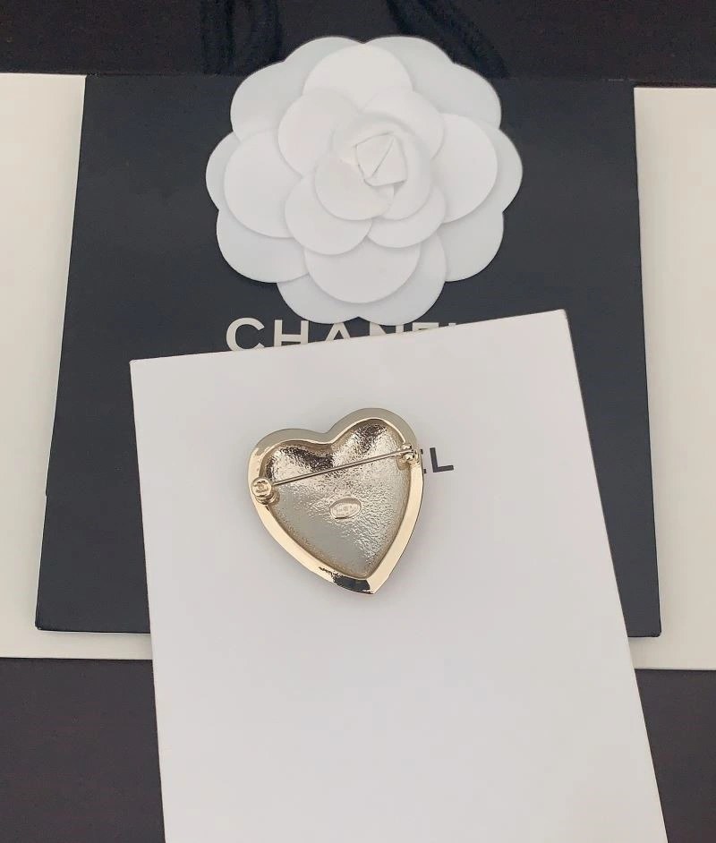 Effortless Chanel Brooches 225608