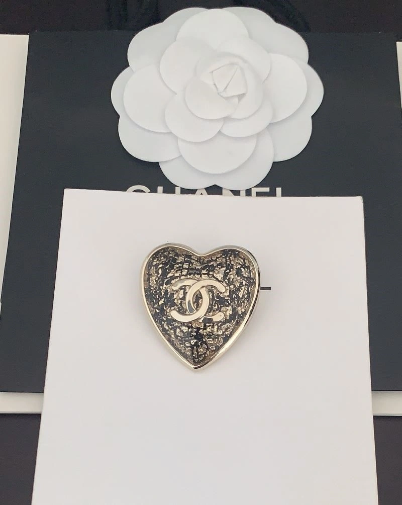 Effortless Chanel Brooches 225608