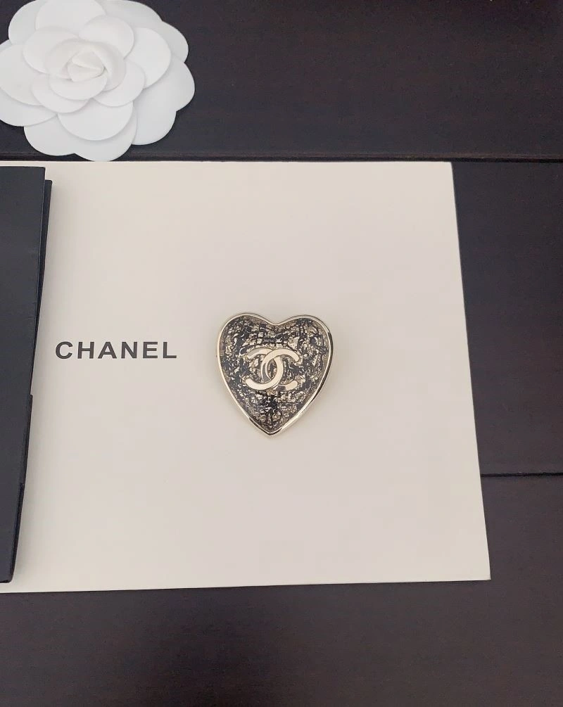 Effortless Chanel Brooches 225608