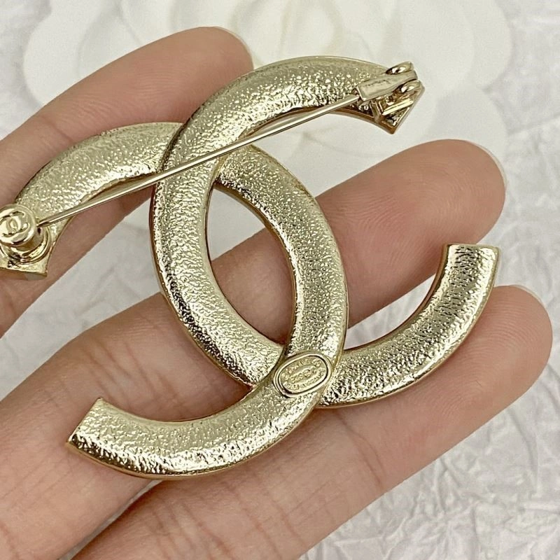 Supportive Chanel Brooches 225519