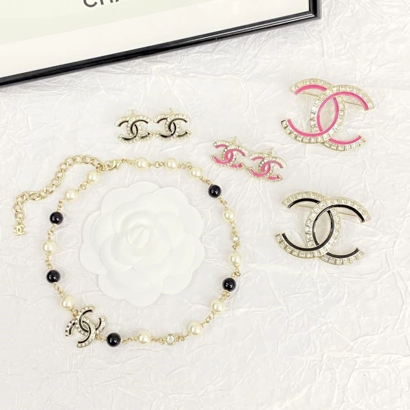 Supportive Chanel Brooches 225519