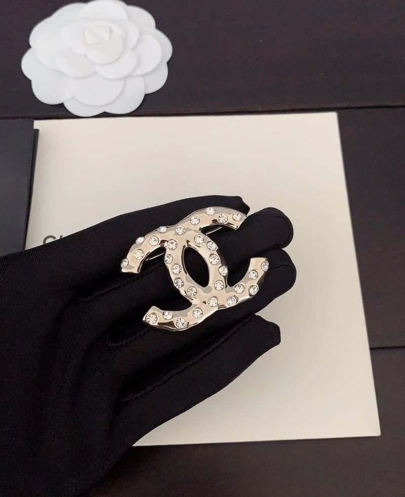 Snug Chanel Brooches 225474