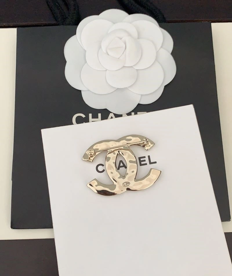 Snug Chanel Brooches 225474