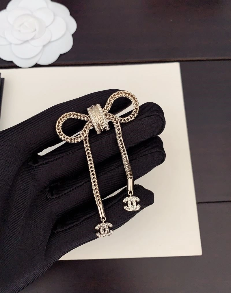 Sleek Chanel Brooches 225465