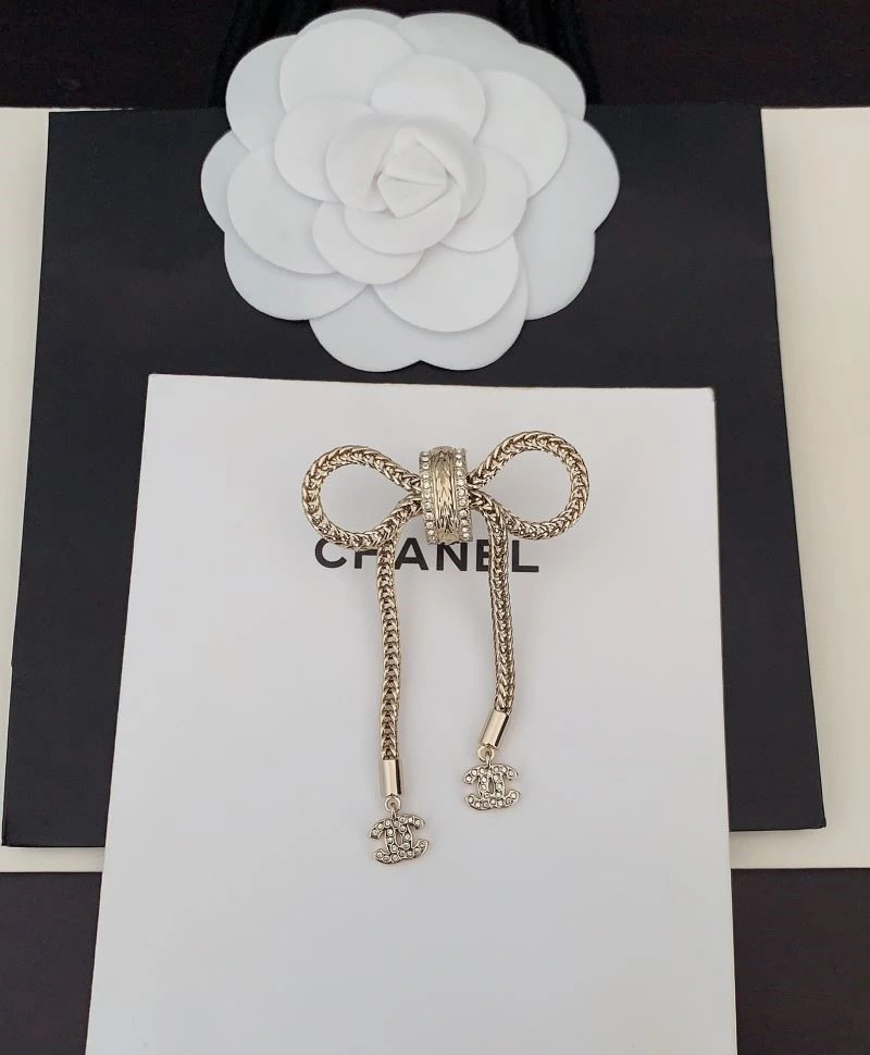 Sleek Chanel Brooches 225465