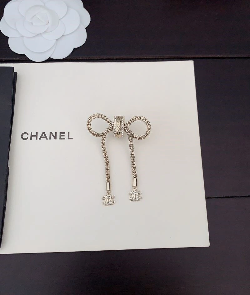 Sleek Chanel Brooches 225465