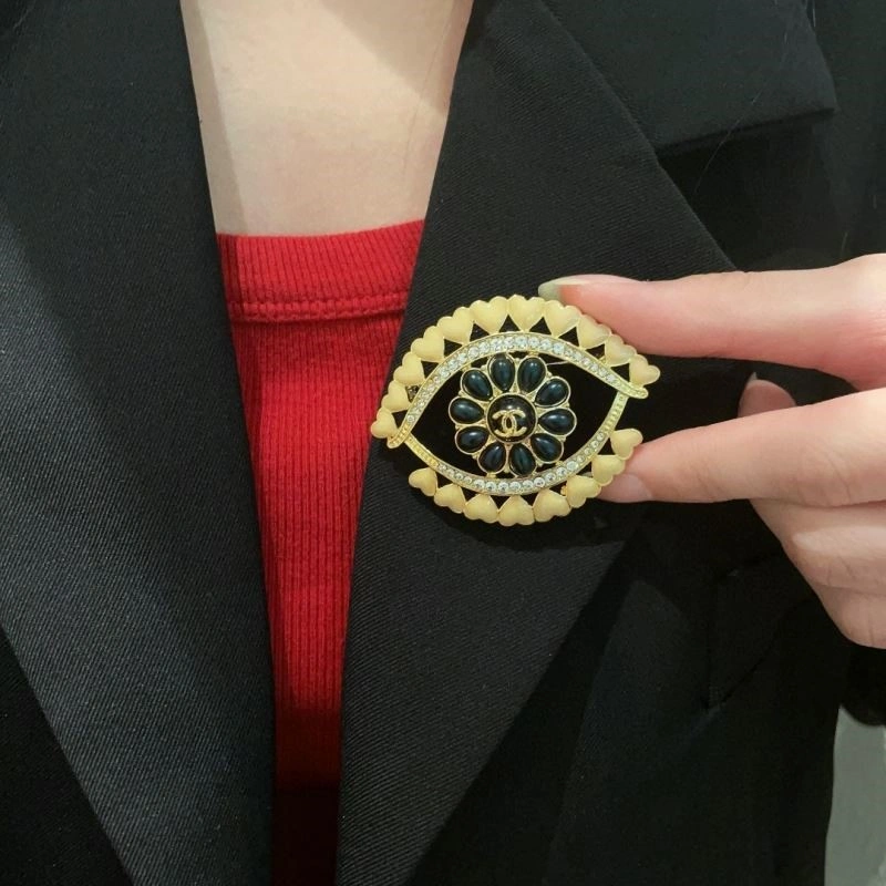 Resilient Chanel Brooches 225450