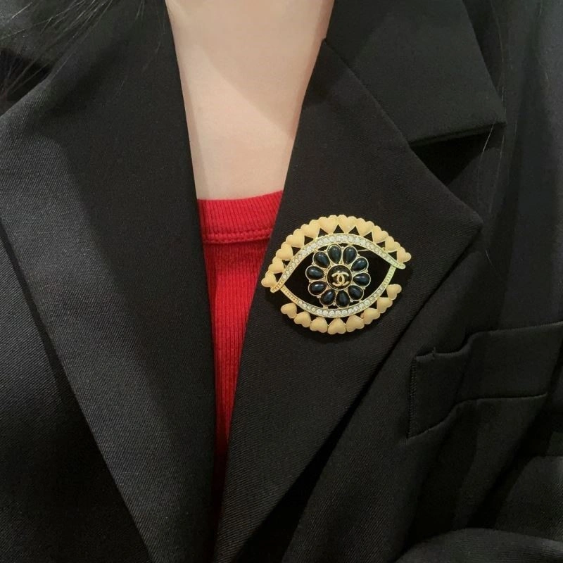 Resilient Chanel Brooches 225450