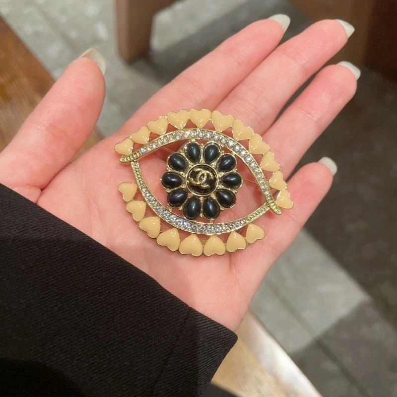 Resilient Chanel Brooches 225450