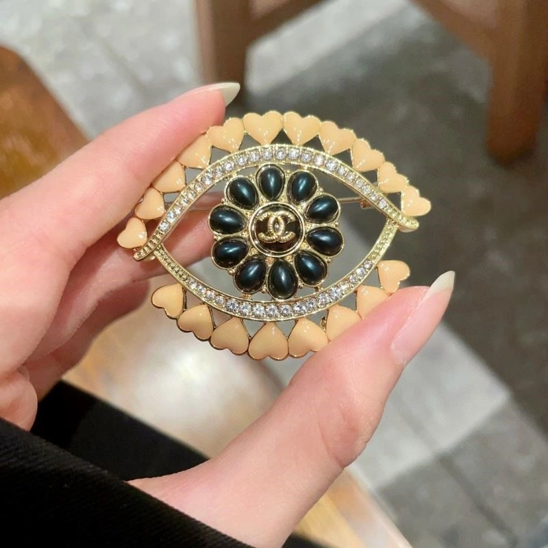 Resilient Chanel Brooches 225450