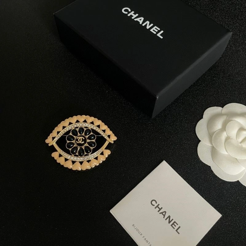 Resilient Chanel Brooches 225450