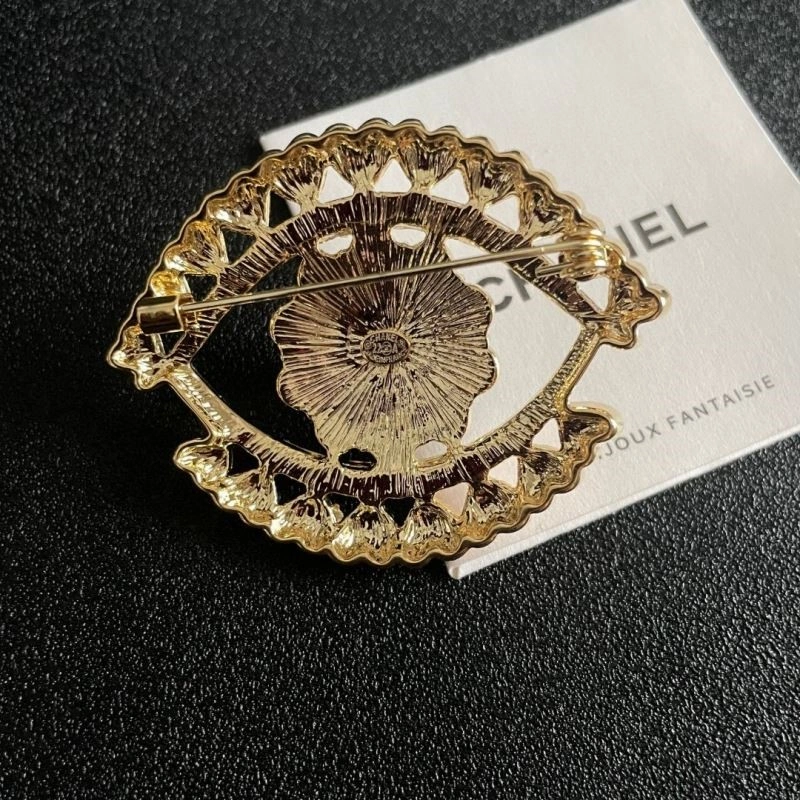 Resilient Chanel Brooches 225450