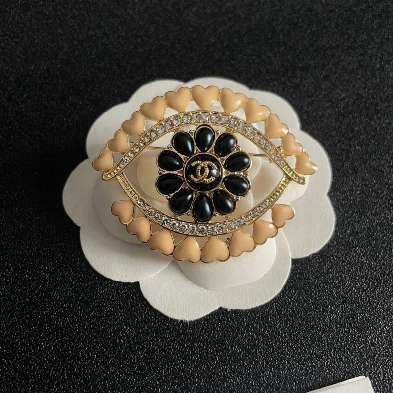 Resilient Chanel Brooches 225450