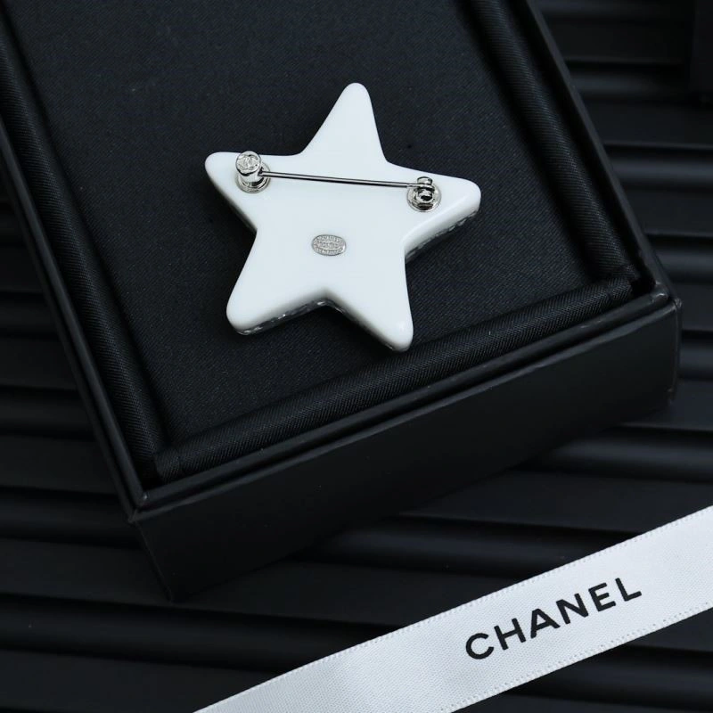 FashionForward Chanel Brooches 225464