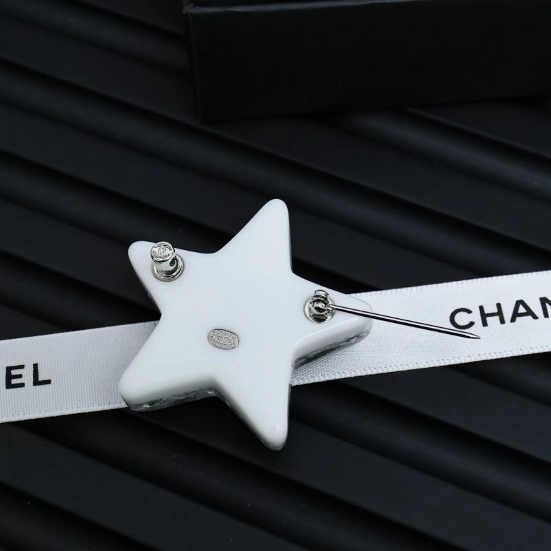 FashionForward Chanel Brooches 225464