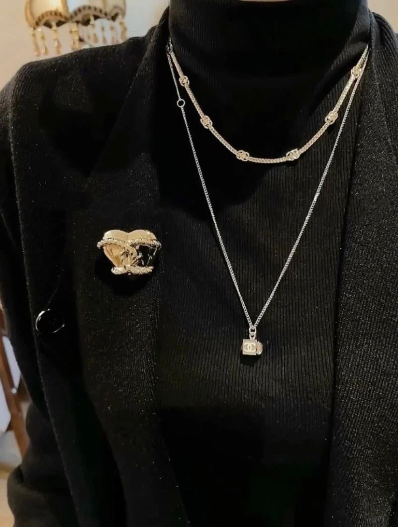 Sleek Chanel Brooches 225491