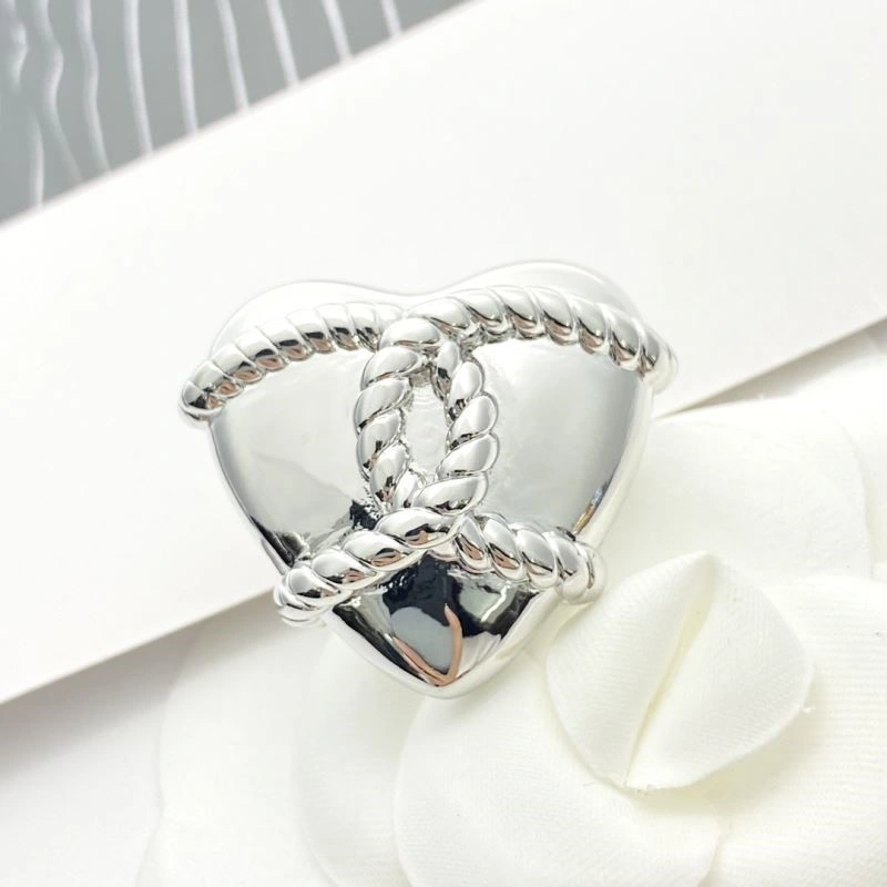 Comfortable Chanel Brooches 225452