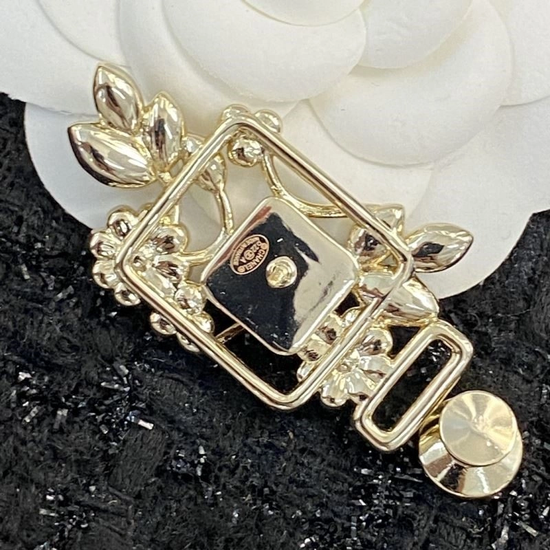 Compact Chanel Brooches 225456