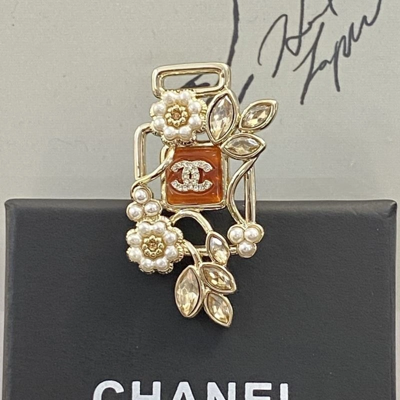 Compact Chanel Brooches 225456