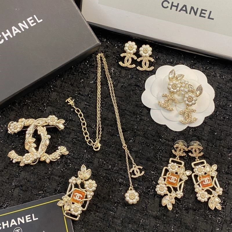 Compact Chanel Brooches 225456