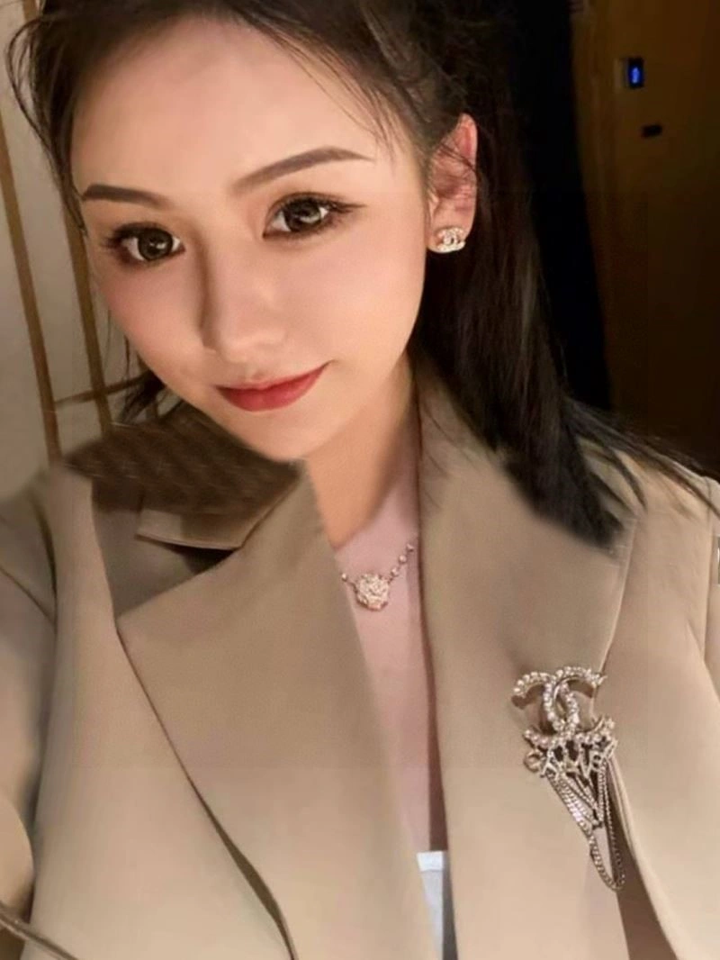 Vibrant Chanel Brooches 225434