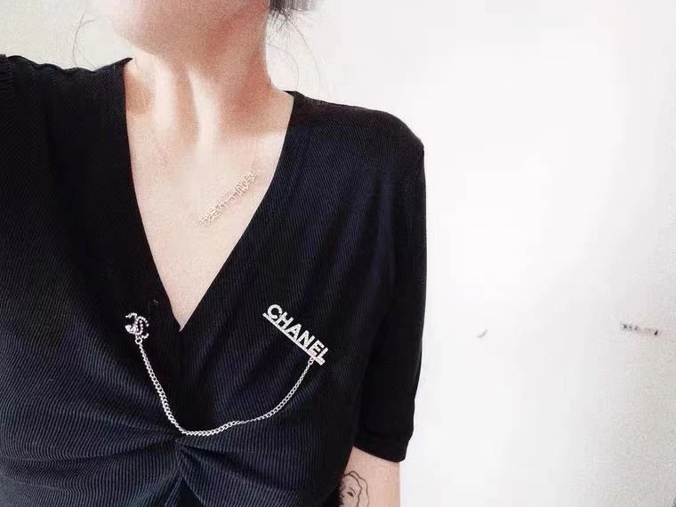 Versatile Chanel Brooches 225444