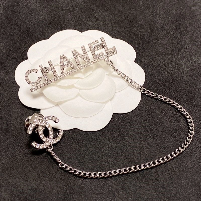 Versatile Chanel Brooches 225444
