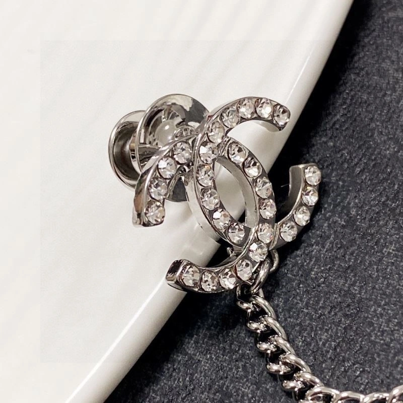 Versatile Chanel Brooches 225444