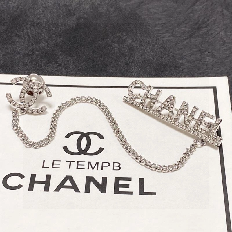 Versatile Chanel Brooches 225444