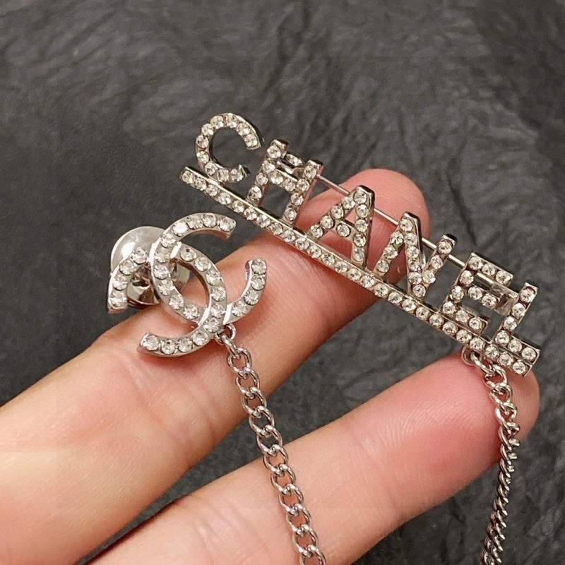 Versatile Chanel Brooches 225444