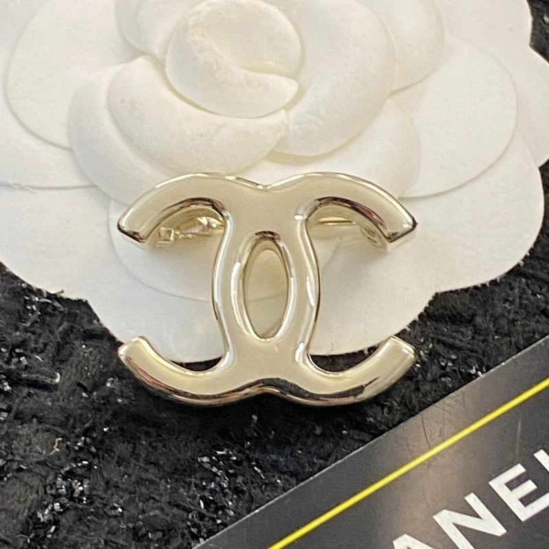 Supportive Chanel Brooches 225432