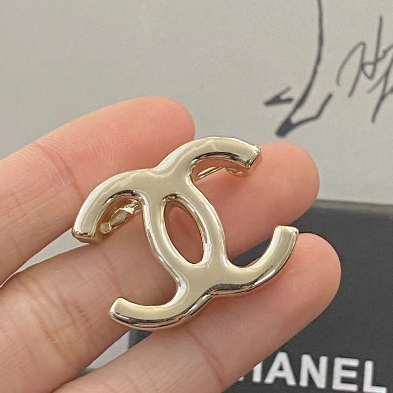 Supportive Chanel Brooches 225432