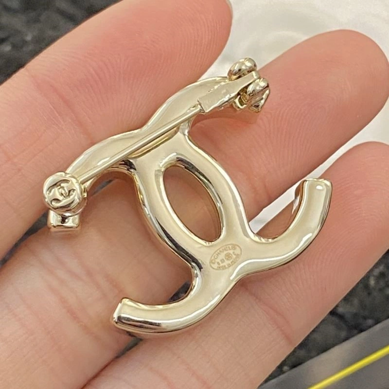 Supportive Chanel Brooches 225432