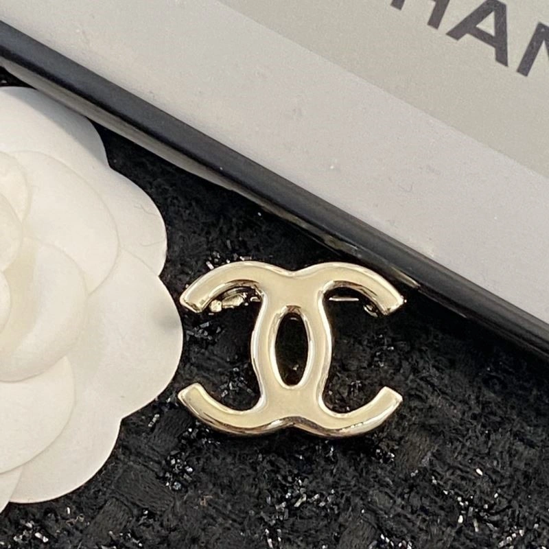 Supportive Chanel Brooches 225432