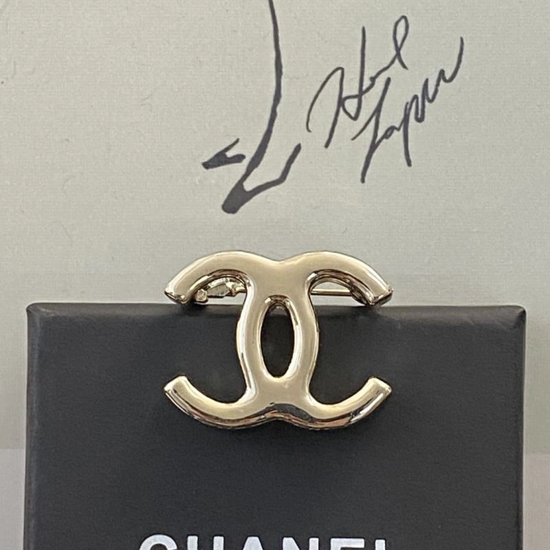 Supportive Chanel Brooches 225432