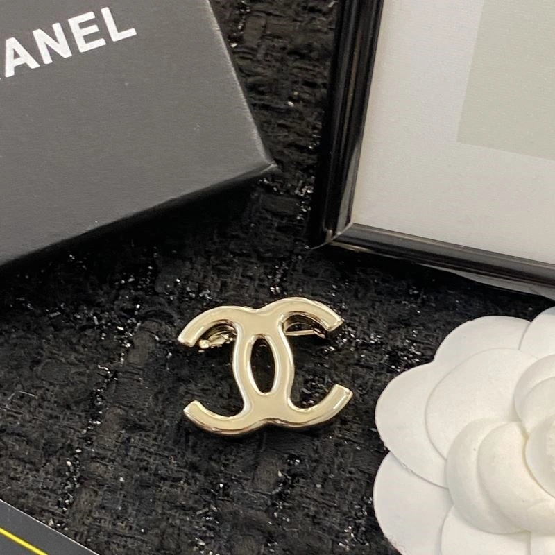 Supportive Chanel Brooches 225432