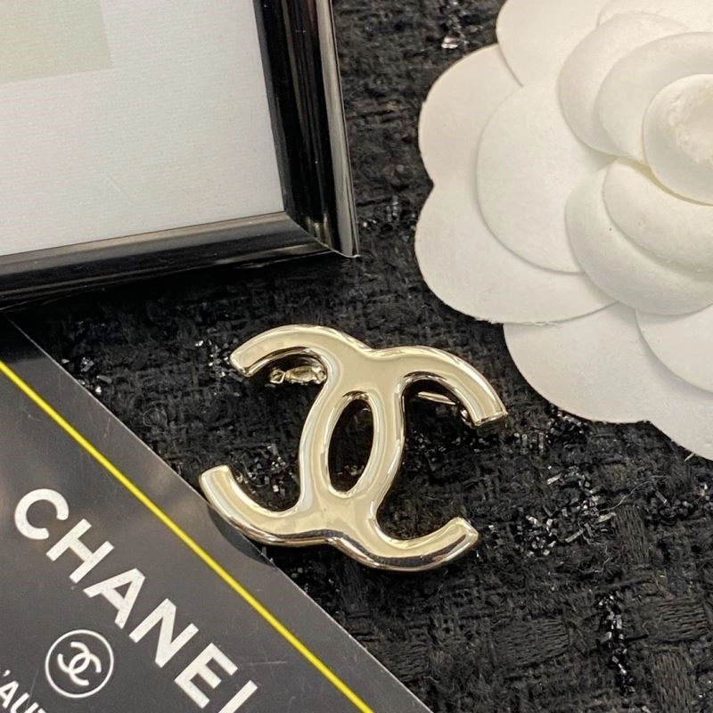 Supportive Chanel Brooches 225432