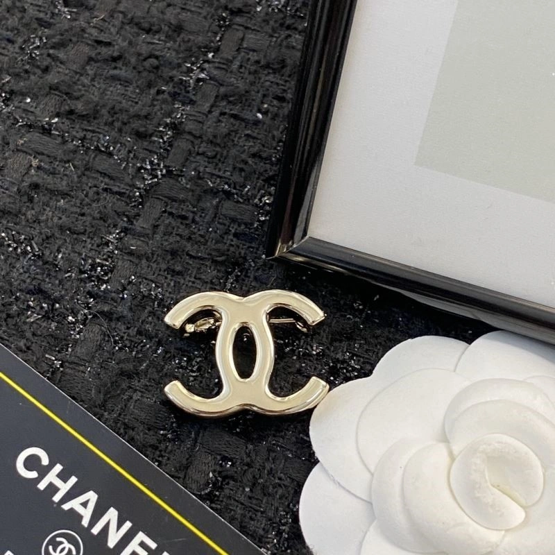 Supportive Chanel Brooches 225432