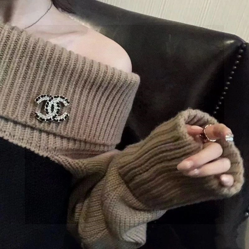 TechFriendly Chanel Brooches 225420