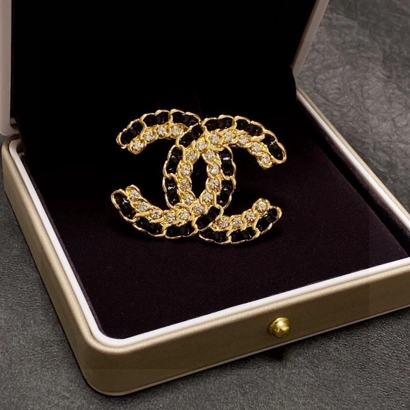 TechFriendly Chanel Brooches 225420
