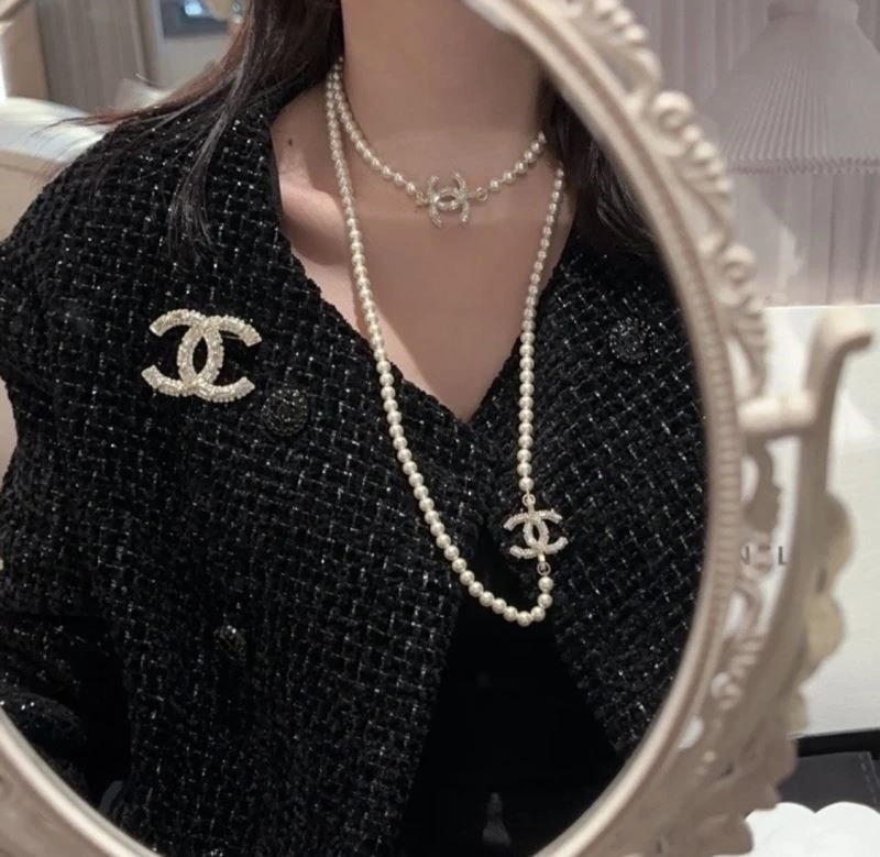 Stylish Chanel Brooches 225419