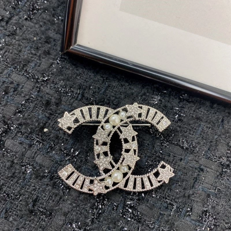 Effortless Chanel Brooches 224439