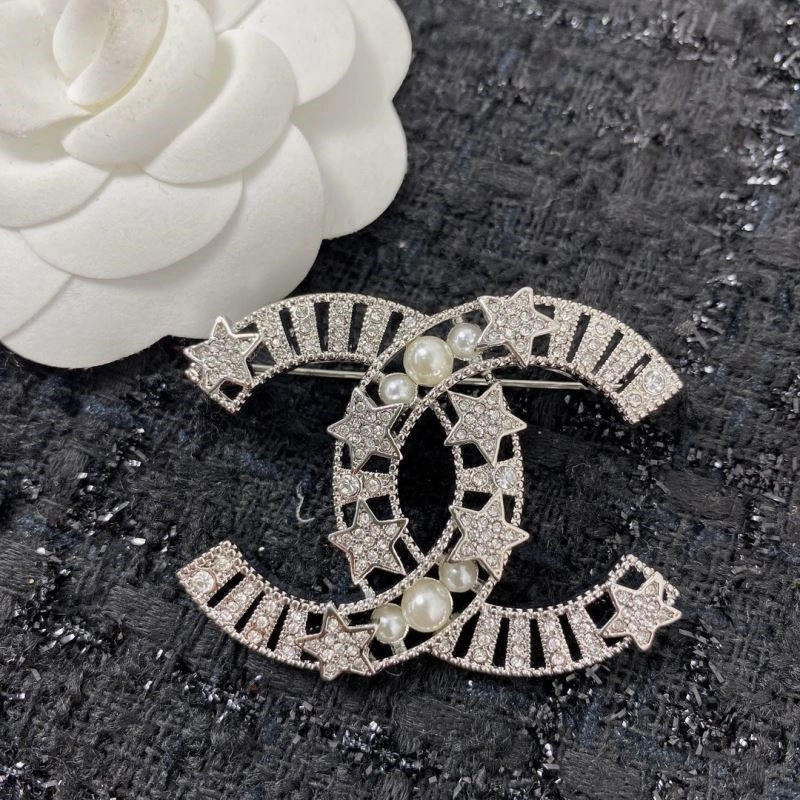 Effortless Chanel Brooches 224439