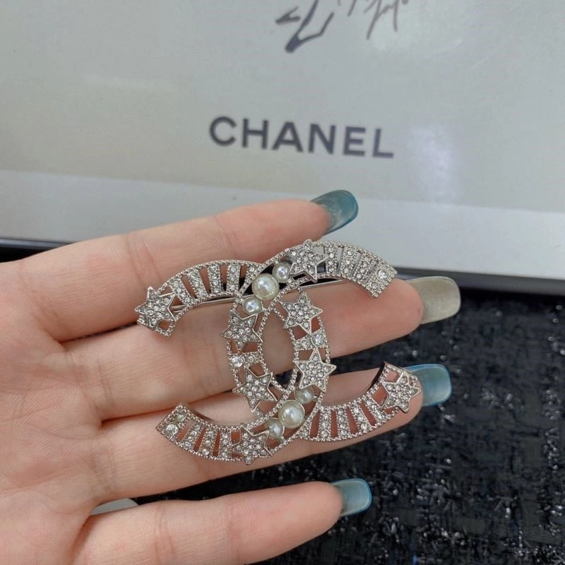 Effortless Chanel Brooches 224439