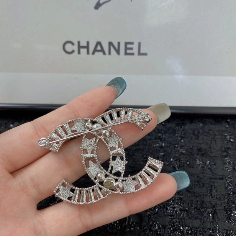 Effortless Chanel Brooches 224439