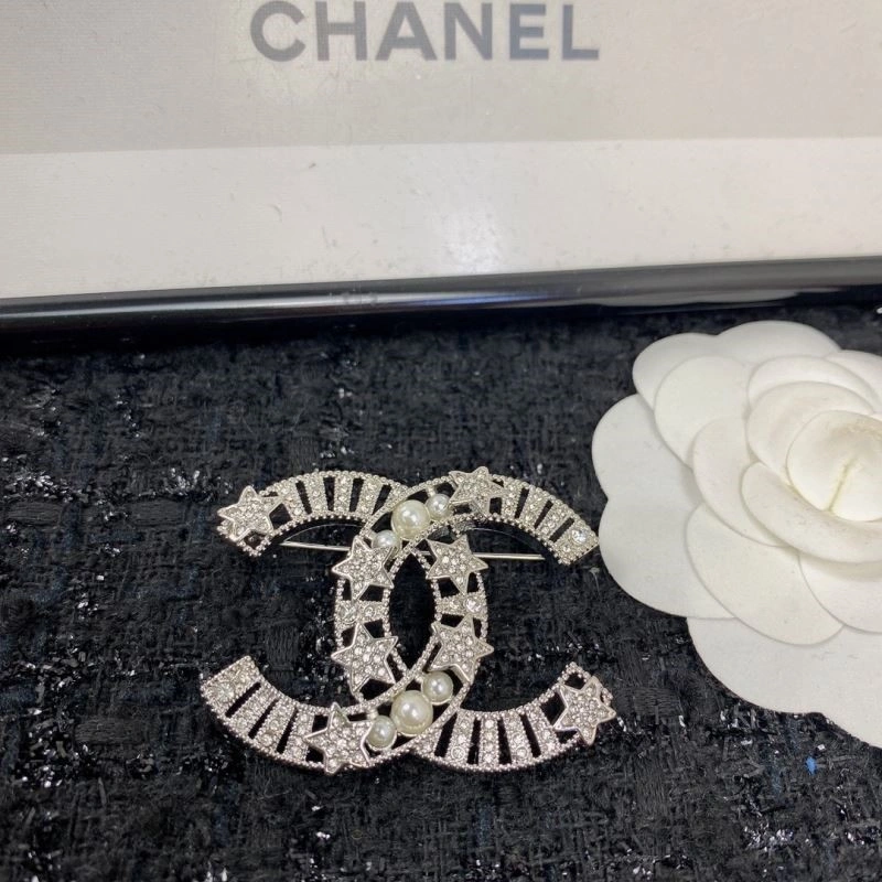 Effortless Chanel Brooches 224439