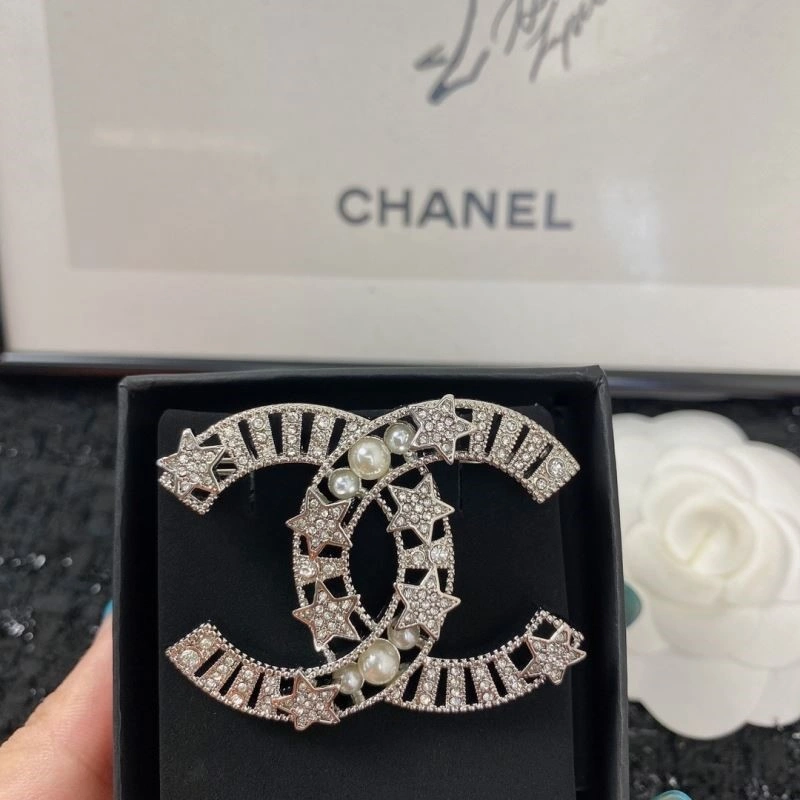 Effortless Chanel Brooches 224439