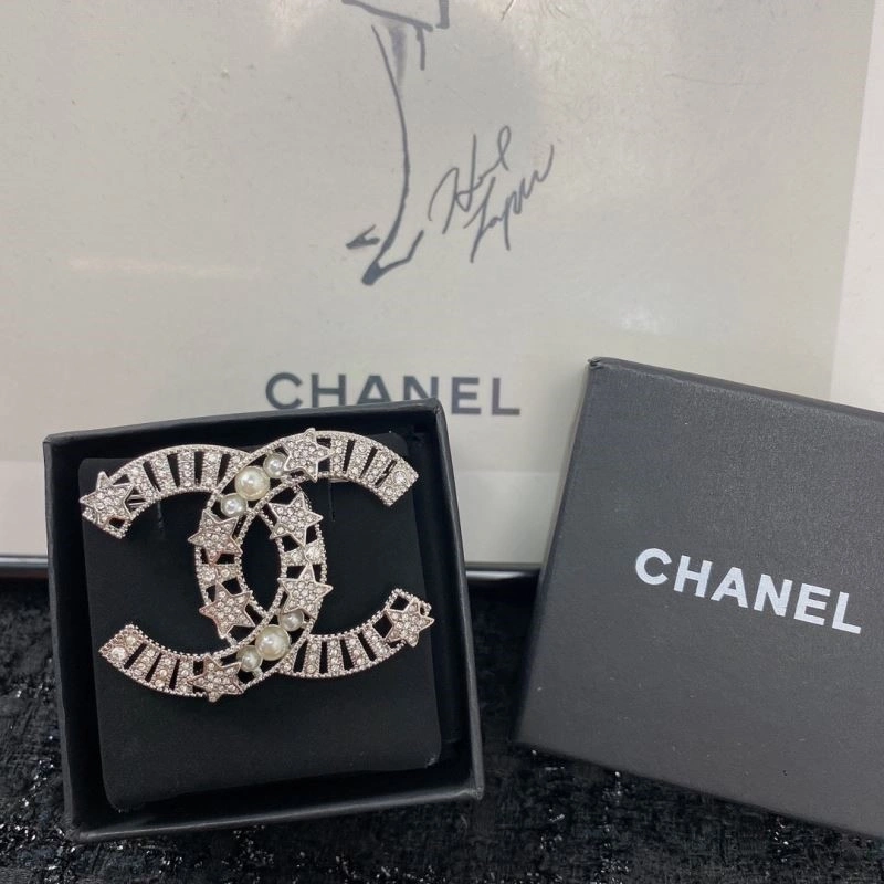 Effortless Chanel Brooches 224439